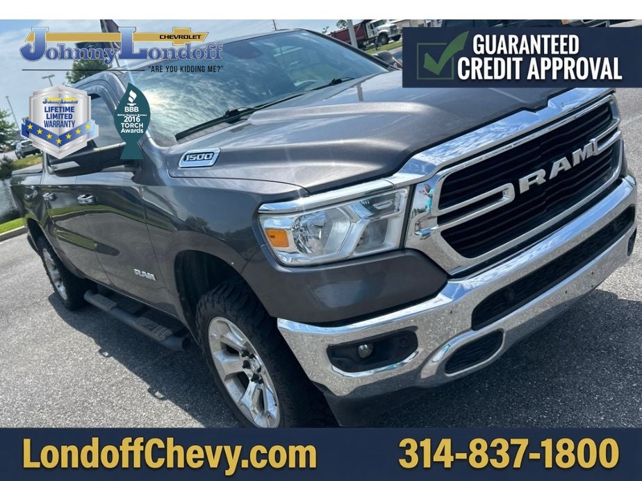 2019 RAM 1500 Big Horn/Lone Star Crew Cab 4x4 5'7" Box in Gray — front three-quarter view