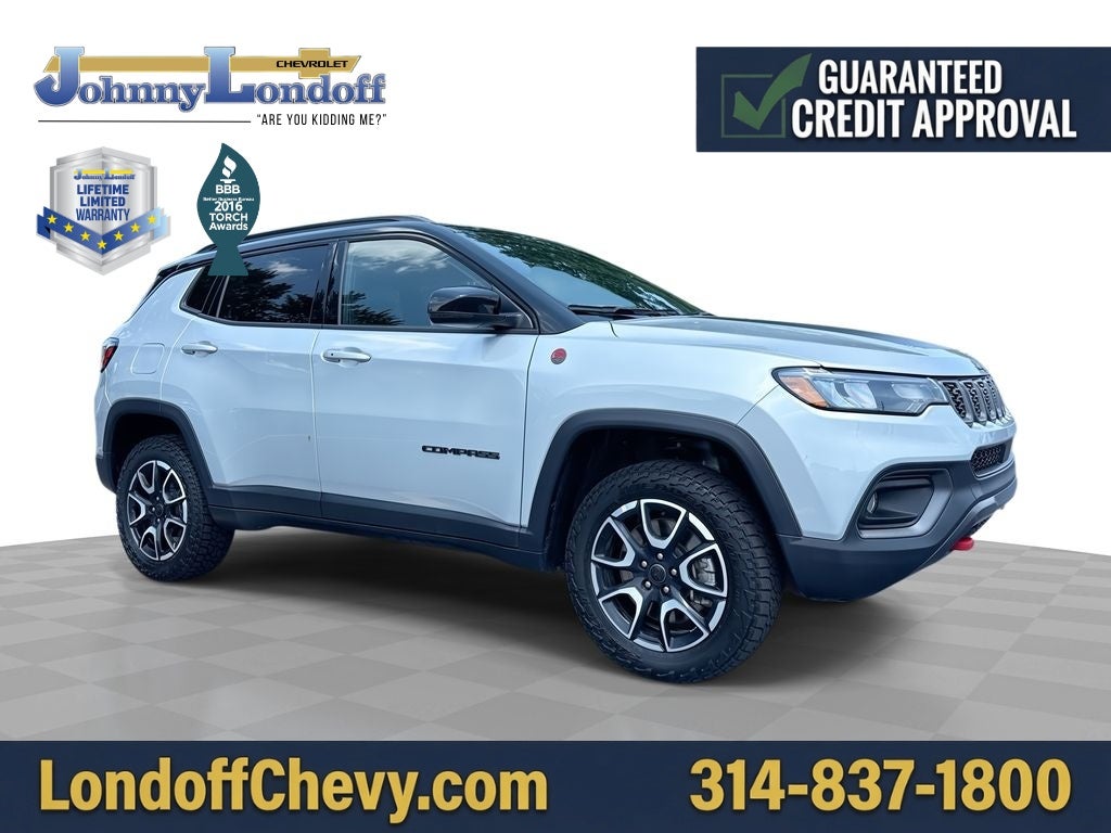2025 Jeep Compass Trailhawk 4x4 in Silver — front three-quarter view