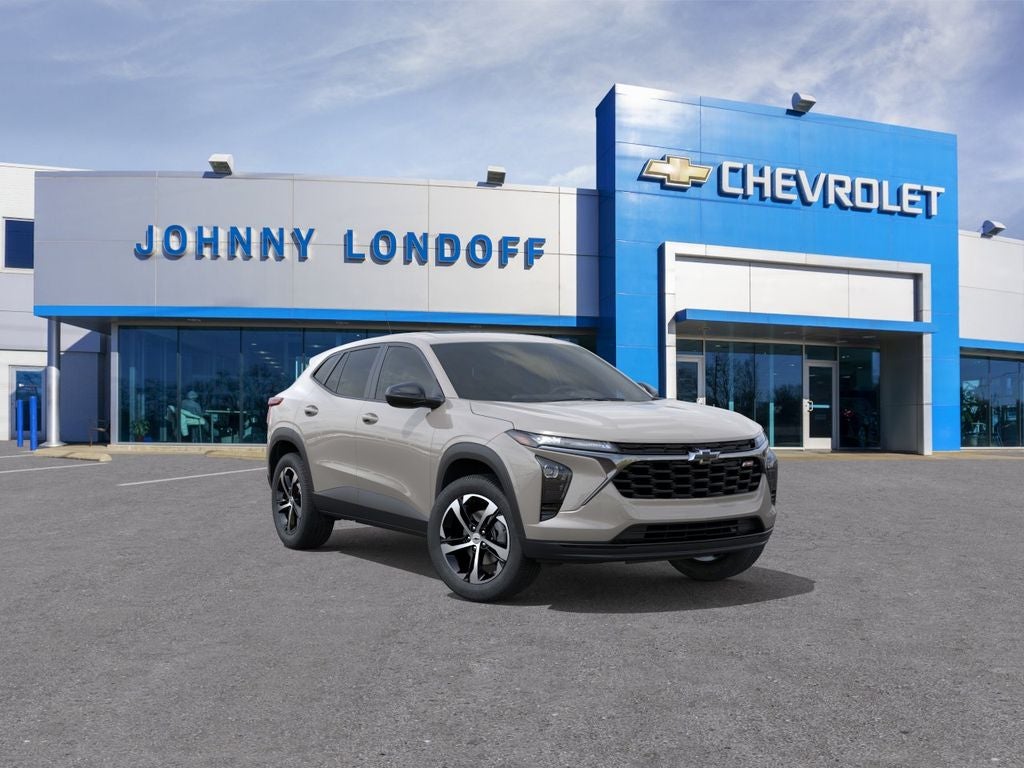 2026 Chevrolet Trax 1RS in White Sands — front three-quarter view
